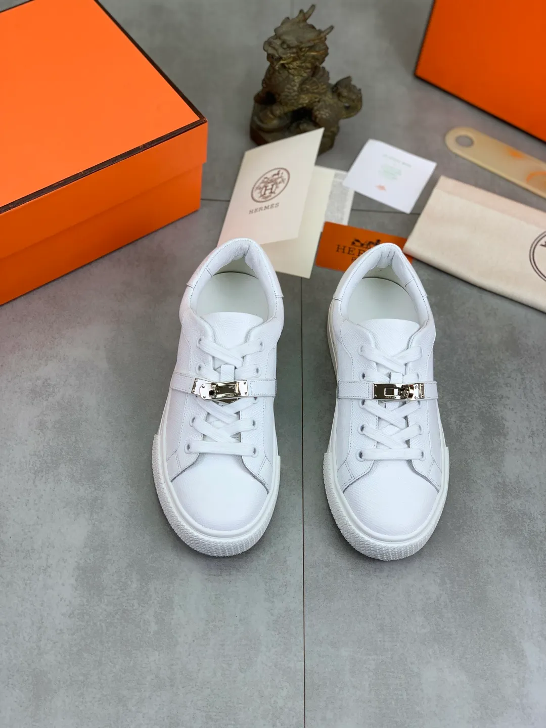 Men's men's shoes 💰P640 New Hermes top version Hermès classic couple style #𝐊𝐞𝐥𝐥𝐲 buckle casual white shoes skateboard shoes that will not conflict with shoes at all. Full of unknowns, Hermès rarely produces flat casual shoes and they are paired with classic palladium-plated Kelly shoe buckles! You'll fall in love with it at first sight. It's super versatile and can be worn with any skirt or pants. 🉑️Close your eyes and wear it. It's super noble. Fabric: Specific cowhide/canvas material. Lining: Sheepskin lining. Outsole: Original molded TPU outsole. Size: 35-45.
